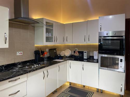 Luxury 4 BR Apt w Parking, Hot tub, Magodo Estate in Olowora