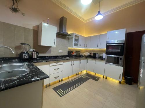 Luxury 4 BR Apt w Parking, Hot tub, Magodo Estate in Olowora