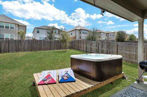 Hot Tub Getaway Game Room Office Yard Bbq Wifi in Castroville (TX)