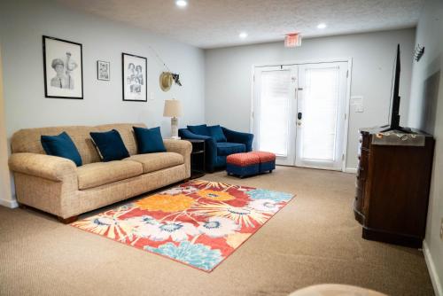 1-bedroom apartment, sleeps 4, in lovely Pilot Mountain-walk to Main st! Unit 2