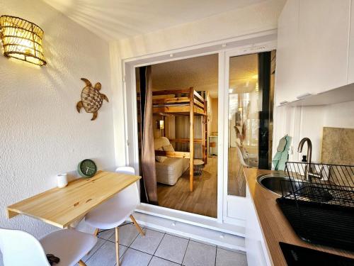 Appartement cozy et plage à pied, havre de paix avec piscine