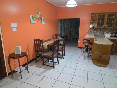 Létesítmények, Chateau Yellow in Mandeville