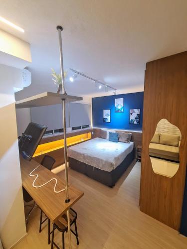 Studio com Varanda, 4p, Cozinha Completa, Enxoval, Wi-fi, Piscina , Sauna e Rooftop, Centro próximo a VLT e 20min de Copacabana