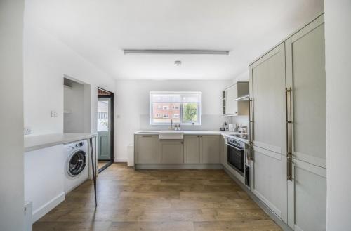 Cosy 3BR Home with Private Garden & Driveway in นิวมิลตัน