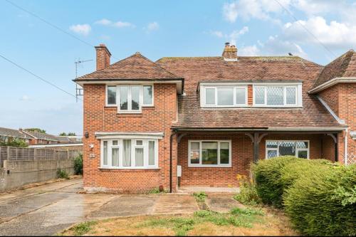 Cosy 3BR Home with Private Garden & Driveway in นิวมิลตัน