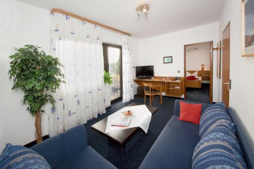 1 king bed, 1 sofa bed