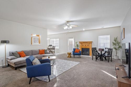 Spacious 6 bed Bentonville House, Sleeps 12, Smart TVs, Wi-Fi