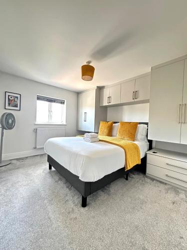 Modern 2 Bedroom First Floor Apartment, Free Parking, Woking in Moffat