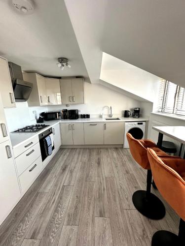Modern 2 Bedroom First Floor Apartment, Free Parking, Woking in Moffat