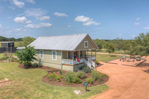 Vaughan w/Hot Tub and Grill in Fredericksburg, USA