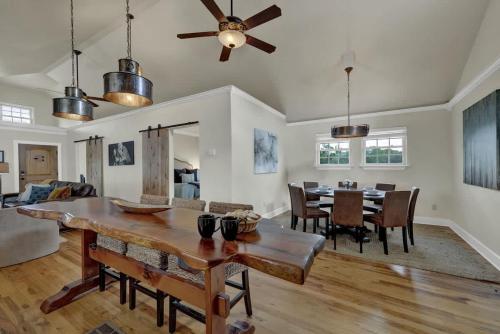 Vaughan w/Hot Tub and Grill in Fredericksburg, USA