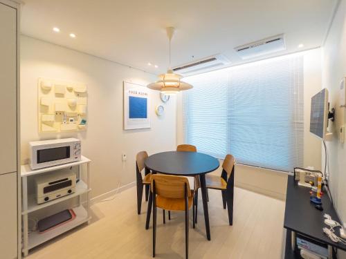 Stay in Seoul , Quiet & Cozy Guesthouse 5min walk from Seoul St, Self Check in, 3 AC units-Cool every room separately, Сеул