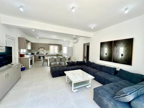 Home in the Hills in 阿格羅斯