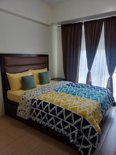 Pasay 1BR Family Staycation with Parking in 150 Newport Boulevard near Resort World & NAIA T3, Manila