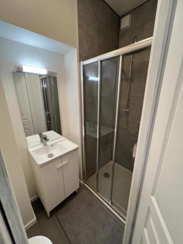 淋浴間, T2 cozy - clim et parking gratuit - Abbaye aux Dames in 聖特斯