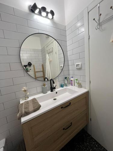화장실, Charming 3BR with Piano, lovely Ness Ziona in 네스 지오나
