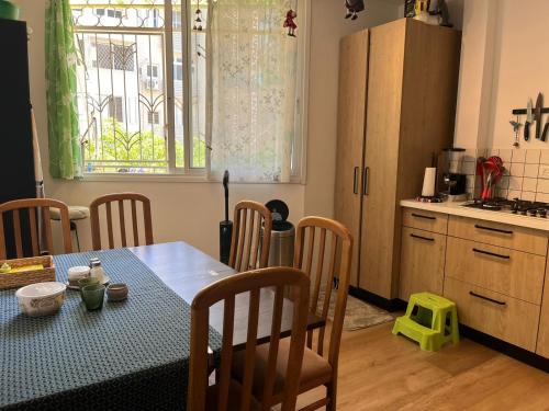 Charming 3BR with Piano, lovely Ness Ziona in 네스 지오나