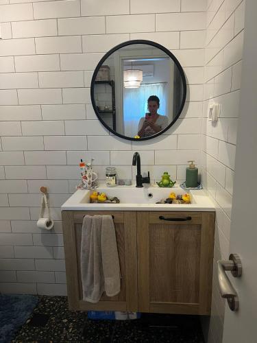 샤워실, Charming 3BR with Piano, lovely Ness Ziona in 네스 지오나