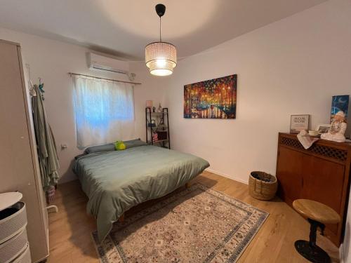 Charming 3BR with Piano, lovely Ness Ziona in 네스 지오나
