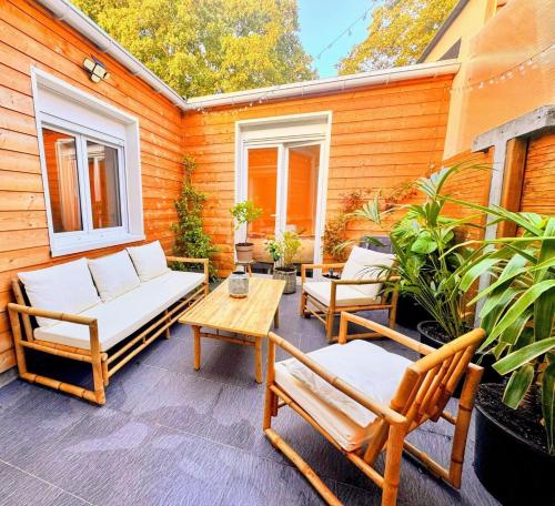 Maison Langevin 2-Bedroom House with Cozy Garden & Patio
