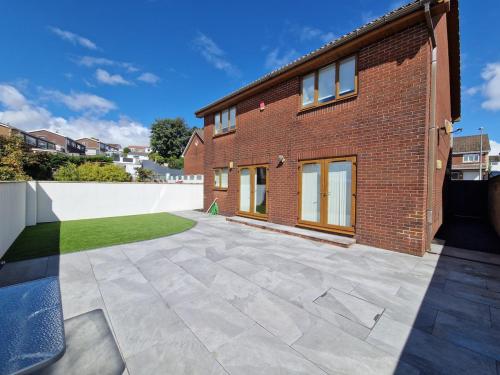 Family Retreat, 6 bedrooms, sleeps 12 Near National Park And Bike Park Wales