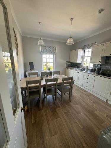 Konyha, Garden cottage at The Glebe in Lindridge