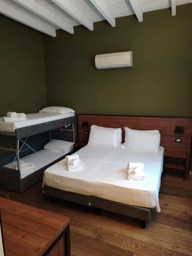 1 queen bed, 1 bunk bed