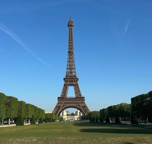 A proximité immédiate de la Tour Eiffel, París