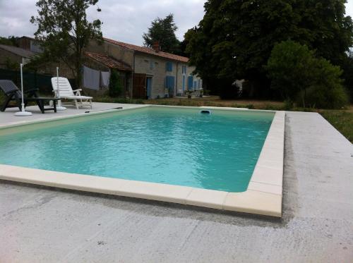 Les Volets Bleus in Breuil-la-Reorte