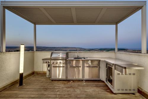 Balcony/terrace, וילה קובדו כנרת של רשת לב הגולן - וילה מהממת עם בריכה פרטית מחוממת in Menahamiya