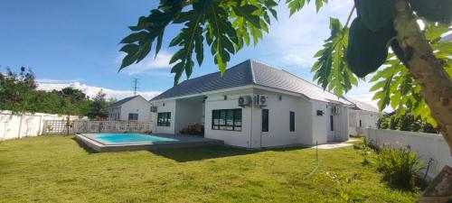Avipoolvilla
