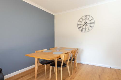 Modern 2 Bed Apartment Near City Centre with Free Parking, Edinburgh (photo 4)