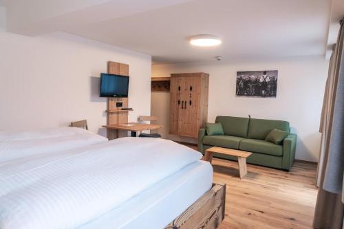 1 king bed, 1 sofa bed