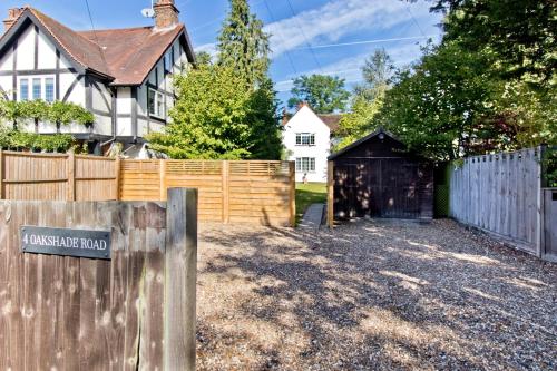 Lovely 3-Bed House with Spacious Garden in Oxshott gîte à louer Fetcham