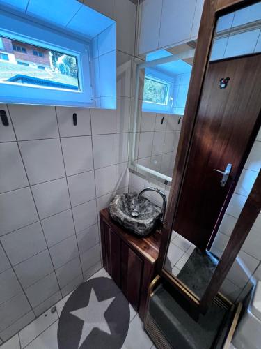 浴室, White Rabbit Apartment in 施皮塔爾岩塞默靈