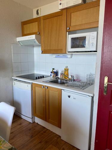 Plein sud, grande piece de vie, vue imprenable sur les montagnes et parking couvert prive in Montgellafrey