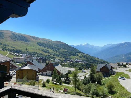 Balcony/terrace, Plein sud, grande piece de vie, vue imprenable sur les montagnes et parking couvert prive in Montgellafrey