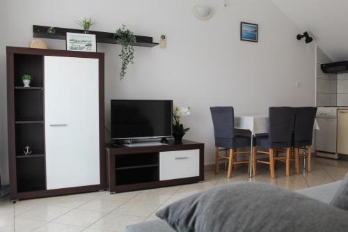 Apartment in Tribunj with sea view, balcony, air conditioning, W-LAN 5034-2, Tribunj (foto 2)