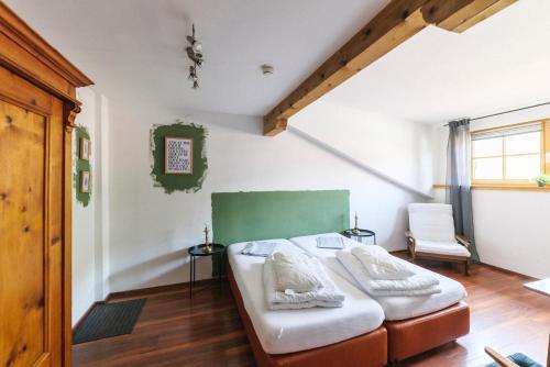 2 twin beds