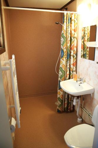 Shower, Ekesberget Stugby stuga 15 in Framnäs