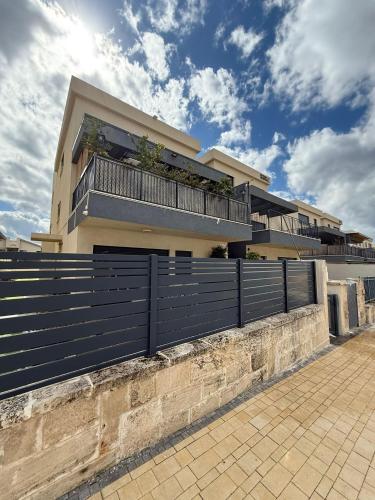 Udvendig, The Galilee Flame duplex in Shlomi