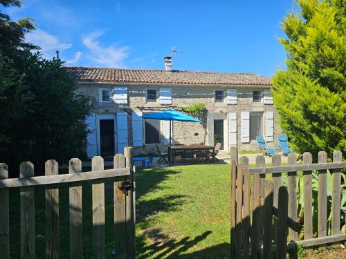 Ieeja, Maison Charentaise avec piscine et boulodrome in Vandré
