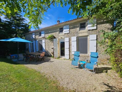 Ieeja, Maison Charentaise avec piscine et boulodrome in Vandré