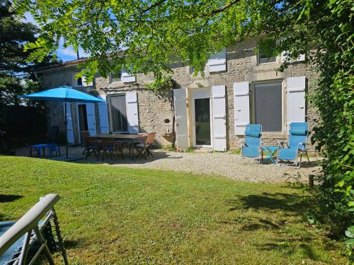Maison Charentaise avec piscine et boulodrome gîte à louer Genouillé