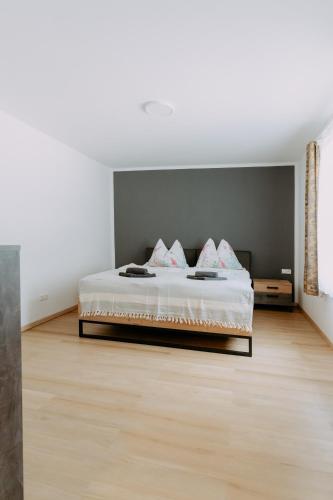 1 queen bed, 1 sofa bed
