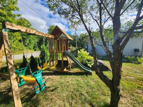 Spēļu laukums, Chalet familial, vue sur le lac in Saint-Hippolyte (QC)