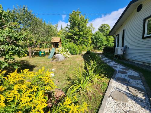 Viesnīcas āriene, Chalet familial, vue sur le lac in Saint-Hippolyte (QC)
