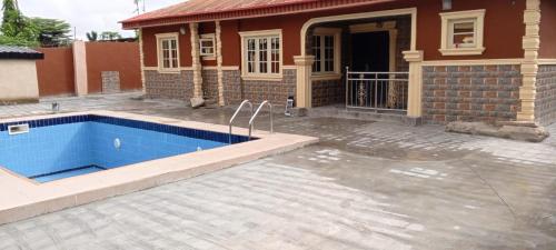Stunning spacious 4 bed house with swimming pool in Ota