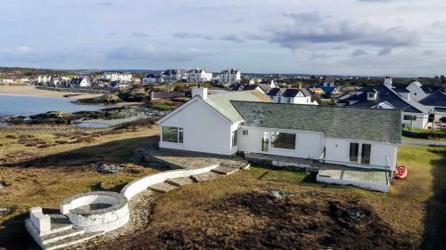 AEL-Y-BRYN-5 BED- DRAMATIC SEA VIEWS - Sleeps 12