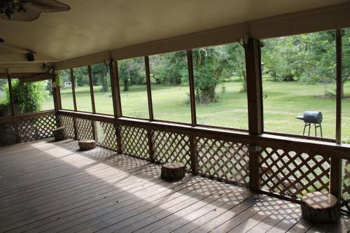 Countryside Bliss - Entire Home on 2 Acres – khách sạn tại Rosharon